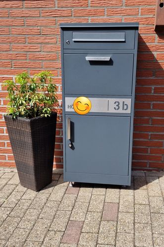 Customer photo review of AlbersDesign Stand-Paketbox PB1 anthrazit (RAL7016) personalisiert mit Edelstahl-Schild