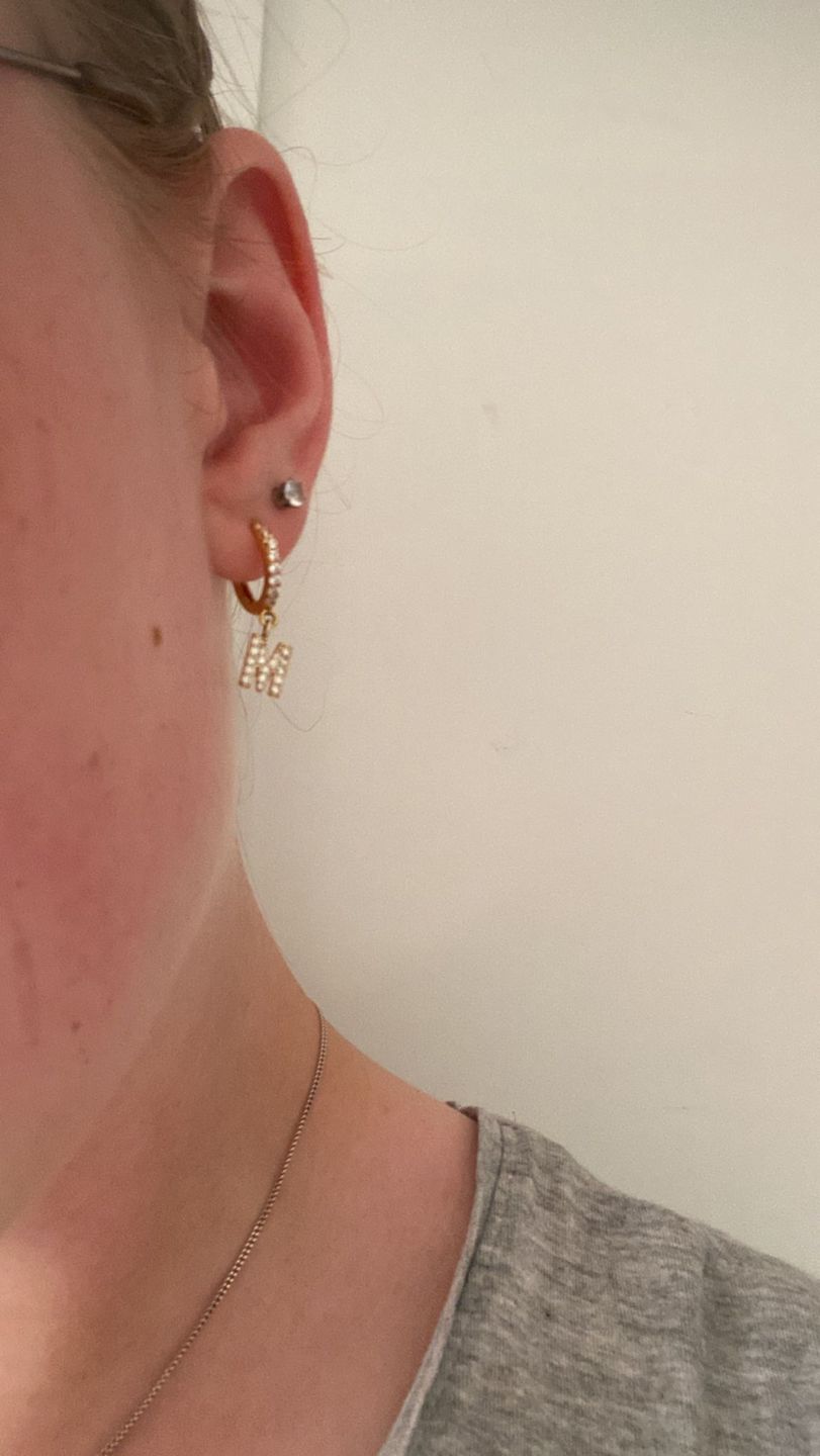 Customer photo review of Letter Ohrringe | 18K vergoldet