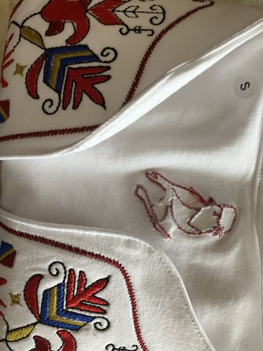 Customer photo review of Дамска тениска с  V образно деколте бродирана със самоковска шевица