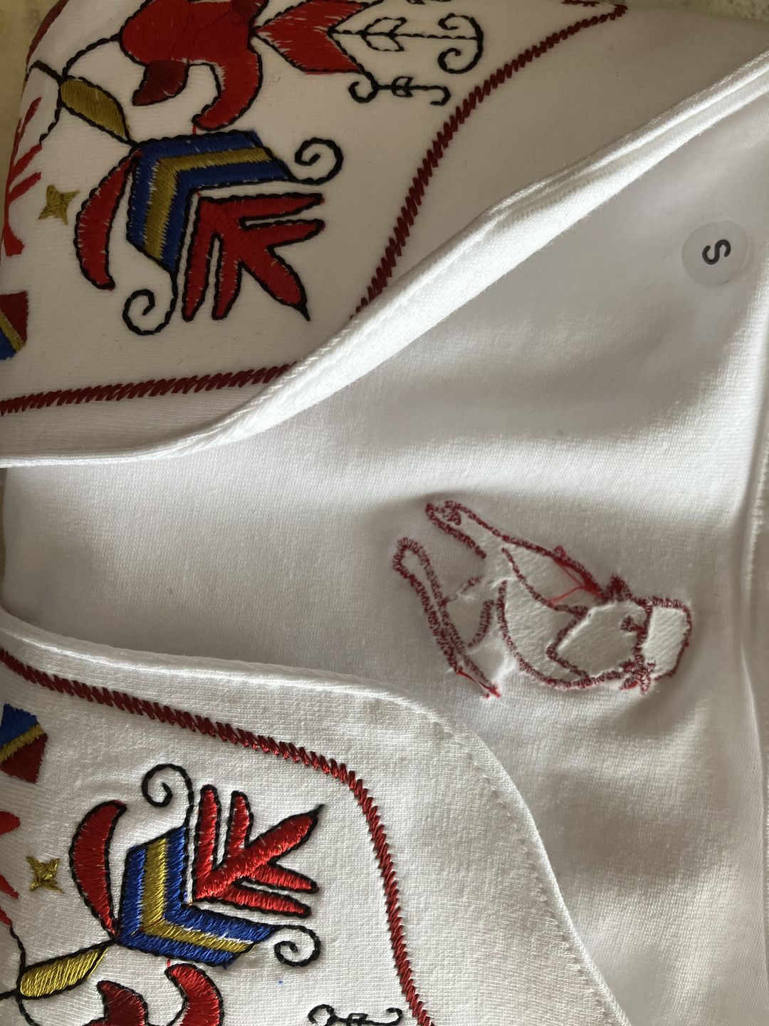 Customer photo review of Дамска тениска с  V образно деколте бродирана със самоковска шевица