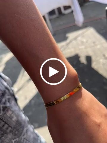 Customer video review of Snake Skin Armband | 18K vergoldet