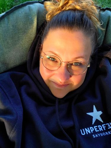 Customer photo review of 100% Organic unisex Hoodie in vielen Farben »dear person behind me, the universe loves you and your beautiful soul.« vorne bestickt & hinten bedruckt