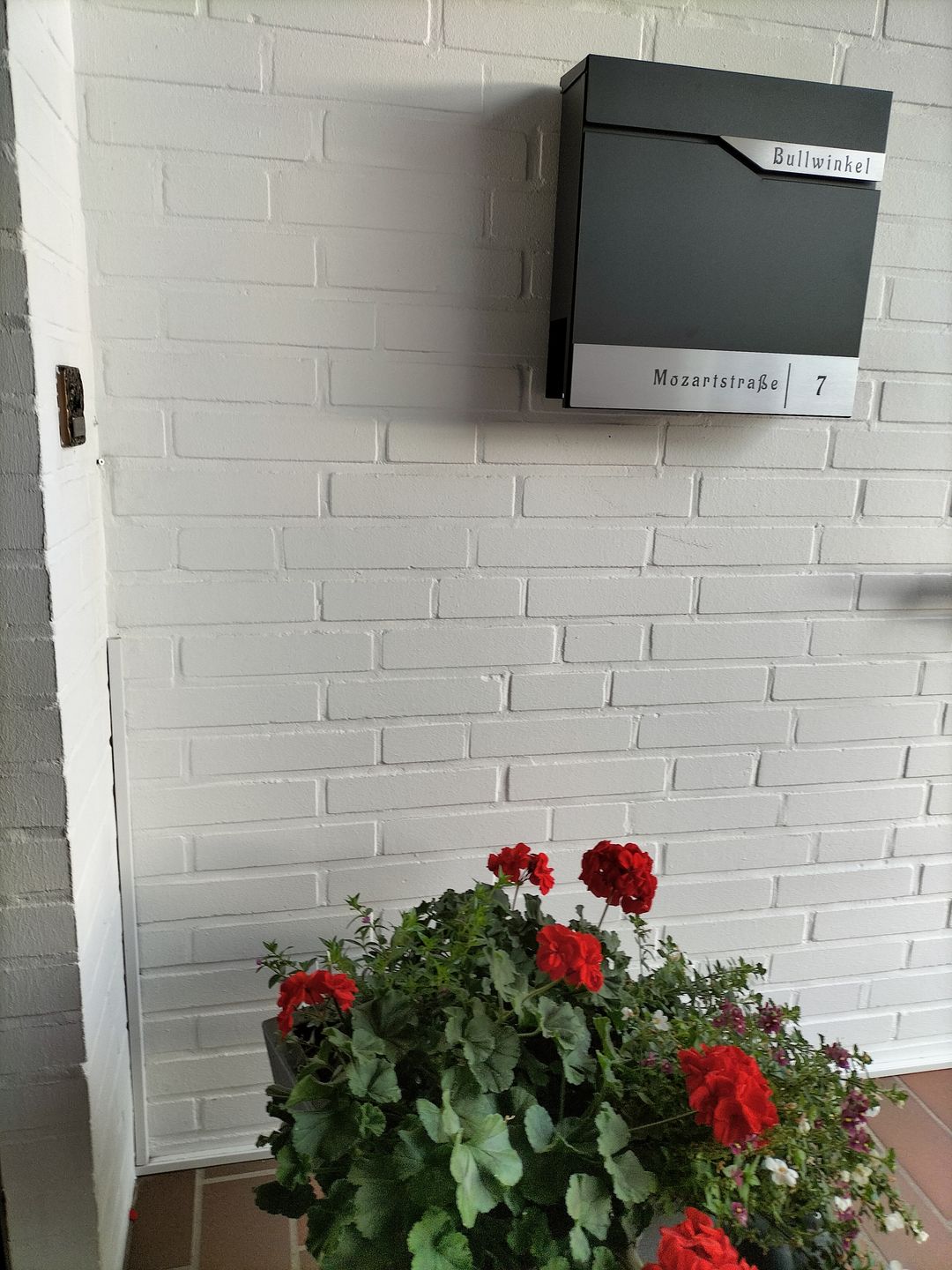 Customer photo review of Moderner Briefkasten Bochum mit Zeitungsfach - Weiß oder anthrazit pulverbeschichtet – durch aufgesetzte Edelstahlschilder individuell personalisierbar