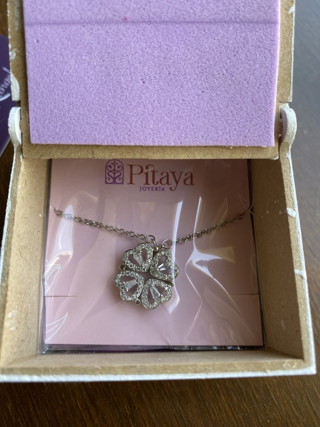 Customer photo review of Collar Trébol de Corazones con Imán