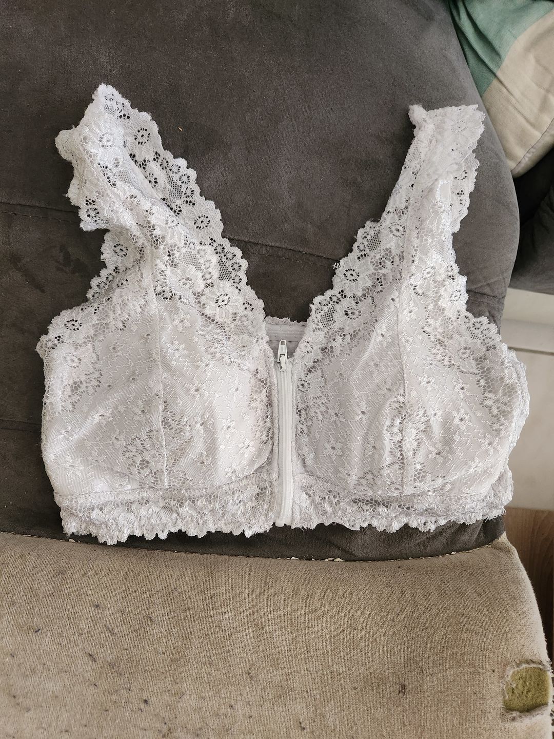 Customer photo review of Soutien-gorge sans armatures en dentelle zip à l'avant