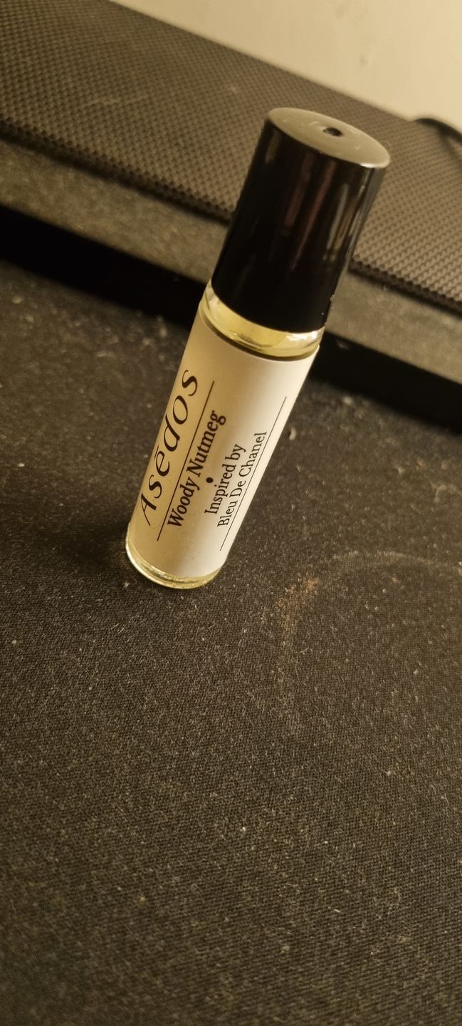 Customer photo review of WOODY NUTMEG PERFUME OIL