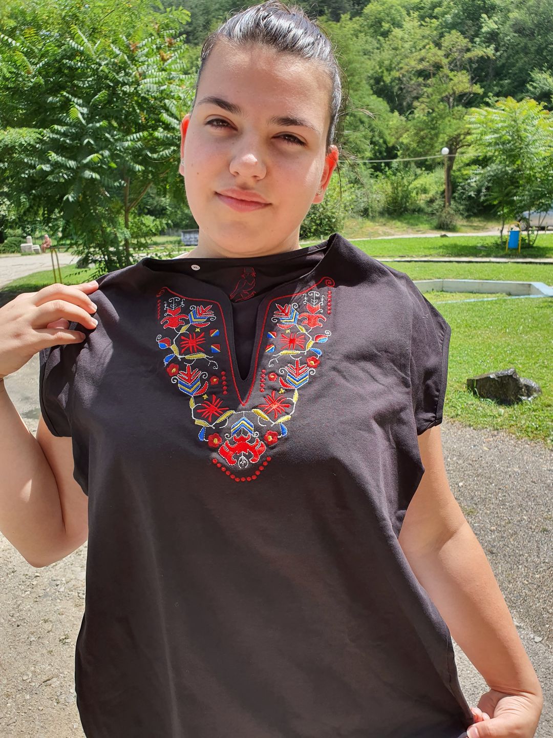 Customer photo review of Дамска тениска с  V образно деколте бродирана със самоковска шевица