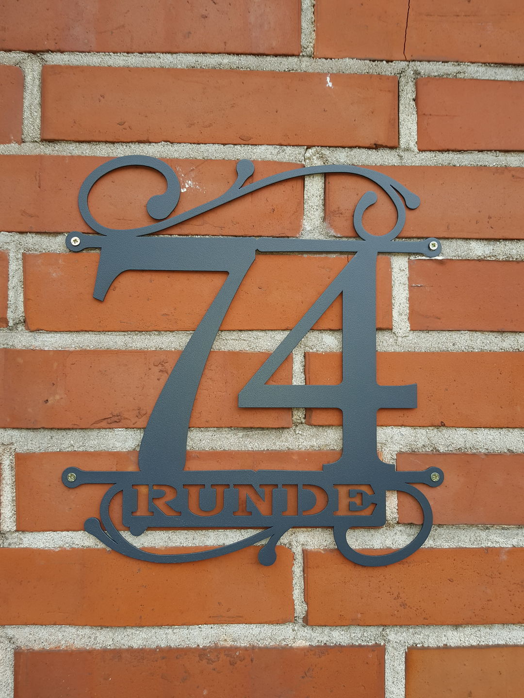 Customer photo review of Hausnummer Türschild mit Ornament und Familiennamen aus edlem Stahl