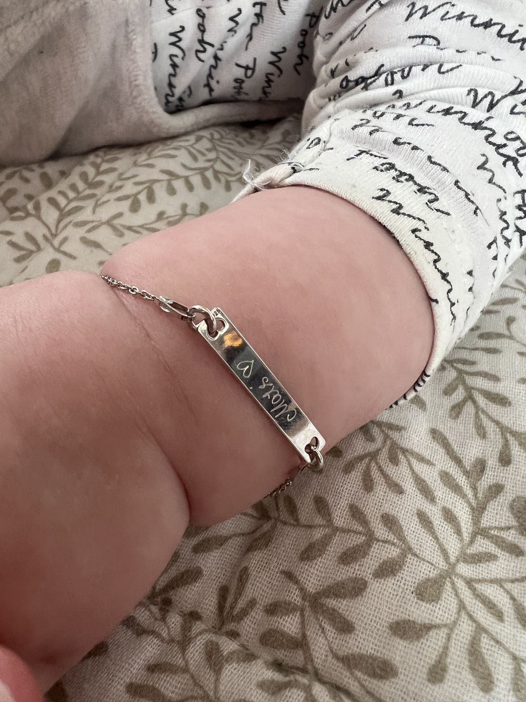 Customer photo review of Baby Armband mit Geburtsstein und Gravur länglich