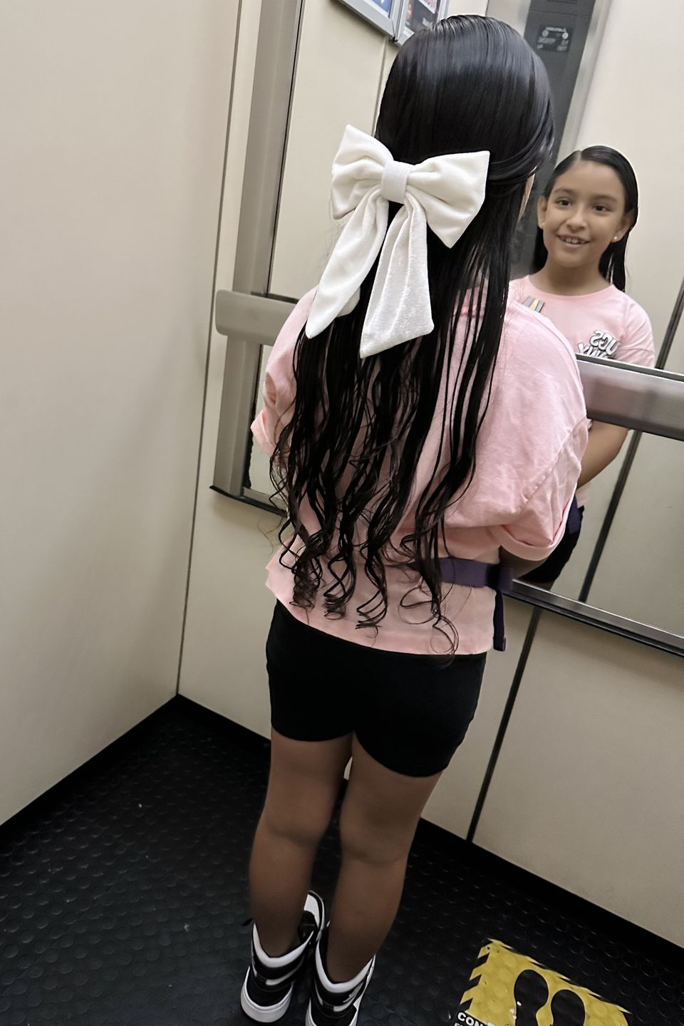 Customer photo review of Moño - Large cream velvet Bow