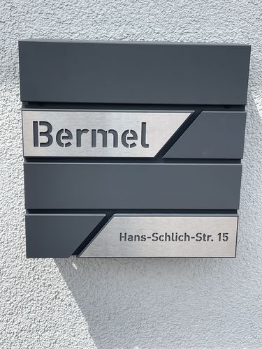 Customer photo review of AlbersDesign Briefkasten B1 anthrazit (RAL7016) personalisiert mit Edelstahl-Schildern