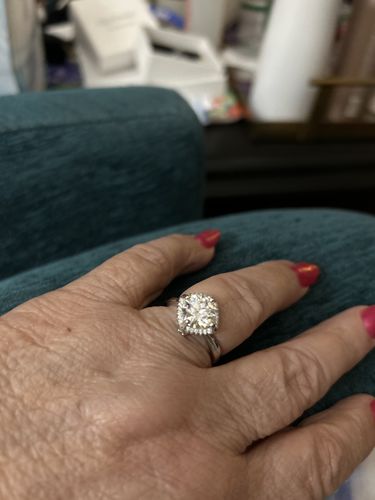 Customer photo review of 【 UPDATE SPECIAL BOX-1】One 925 sterling silver moissanite ring box+one necklace+one pair of earrings