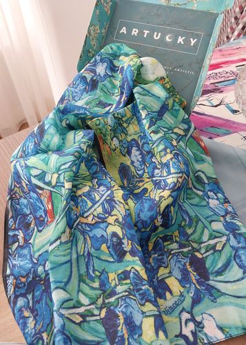 Customer photo review of Van Gogh Irises (İrisler) Tablo Fular