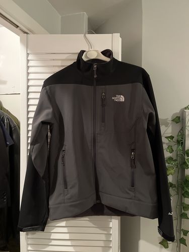 Customer photo review of The North Face Jacket Fits Men Medium Grey Black Soft Shell Zip Up Coat