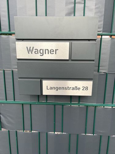 Customer photo review of AlbersDesign Briefkasten B4 anthrazit (RAL7016) personalisiert mit Edelstahl-Schildern