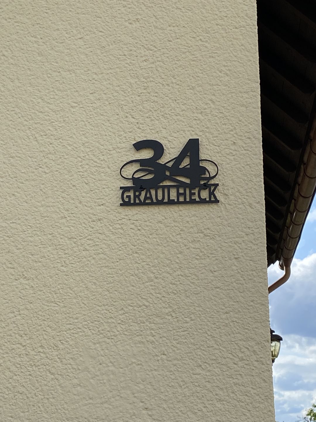 Customer photo review of Hausnummern-Türschild Ornamental Style einzeilig (personalisierbar)
