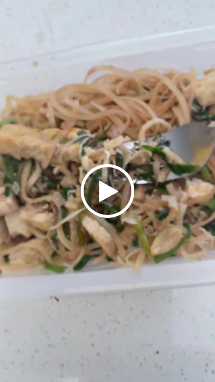 Customer video review of Pad Thai with Tofu