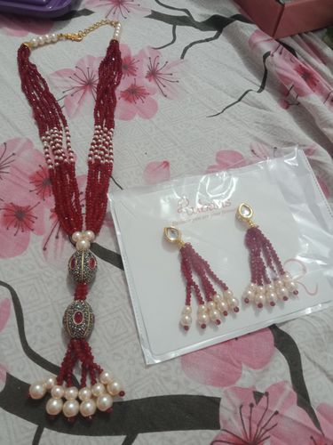 Customer photo review of Rubans Gold Plated Pearl Statement Necklace Set