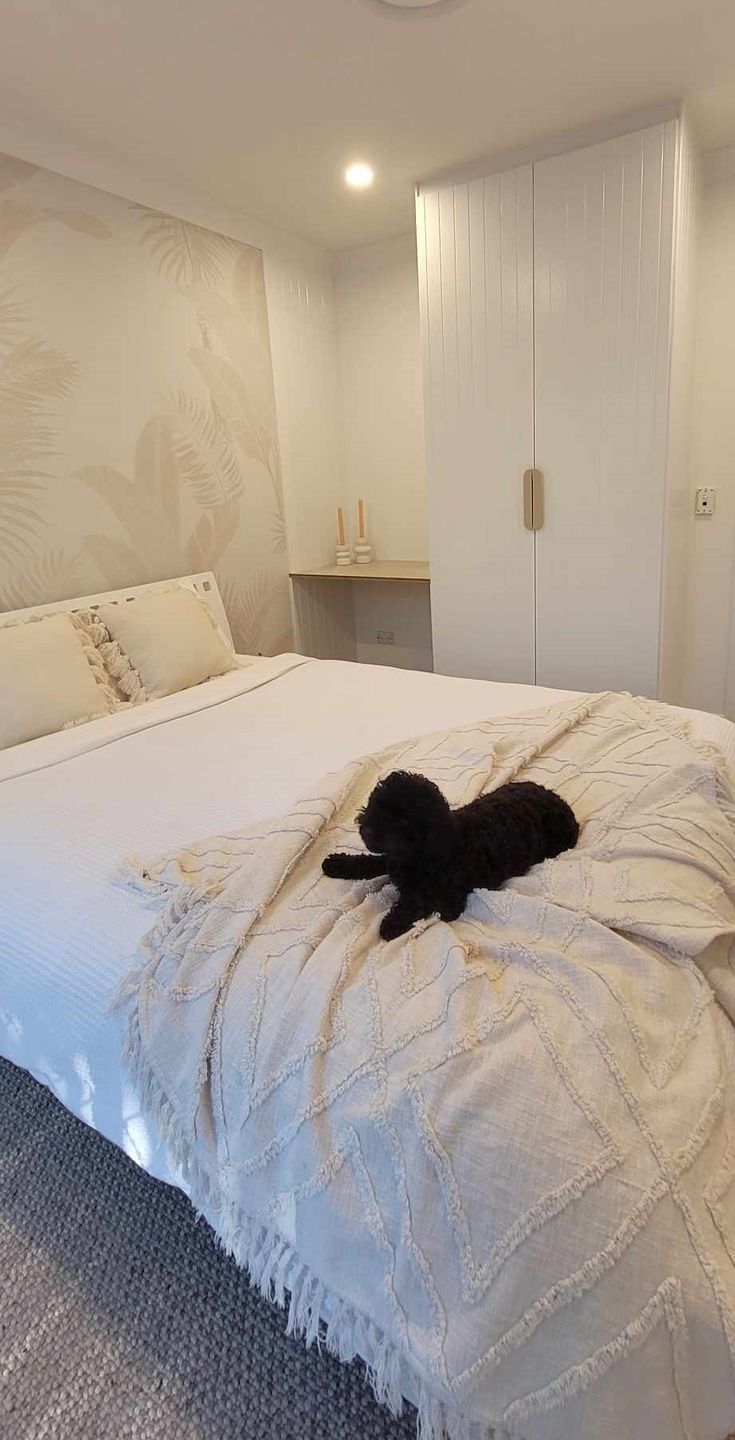 Customer photo review of Luxe Tropical in Sand Wallpaper