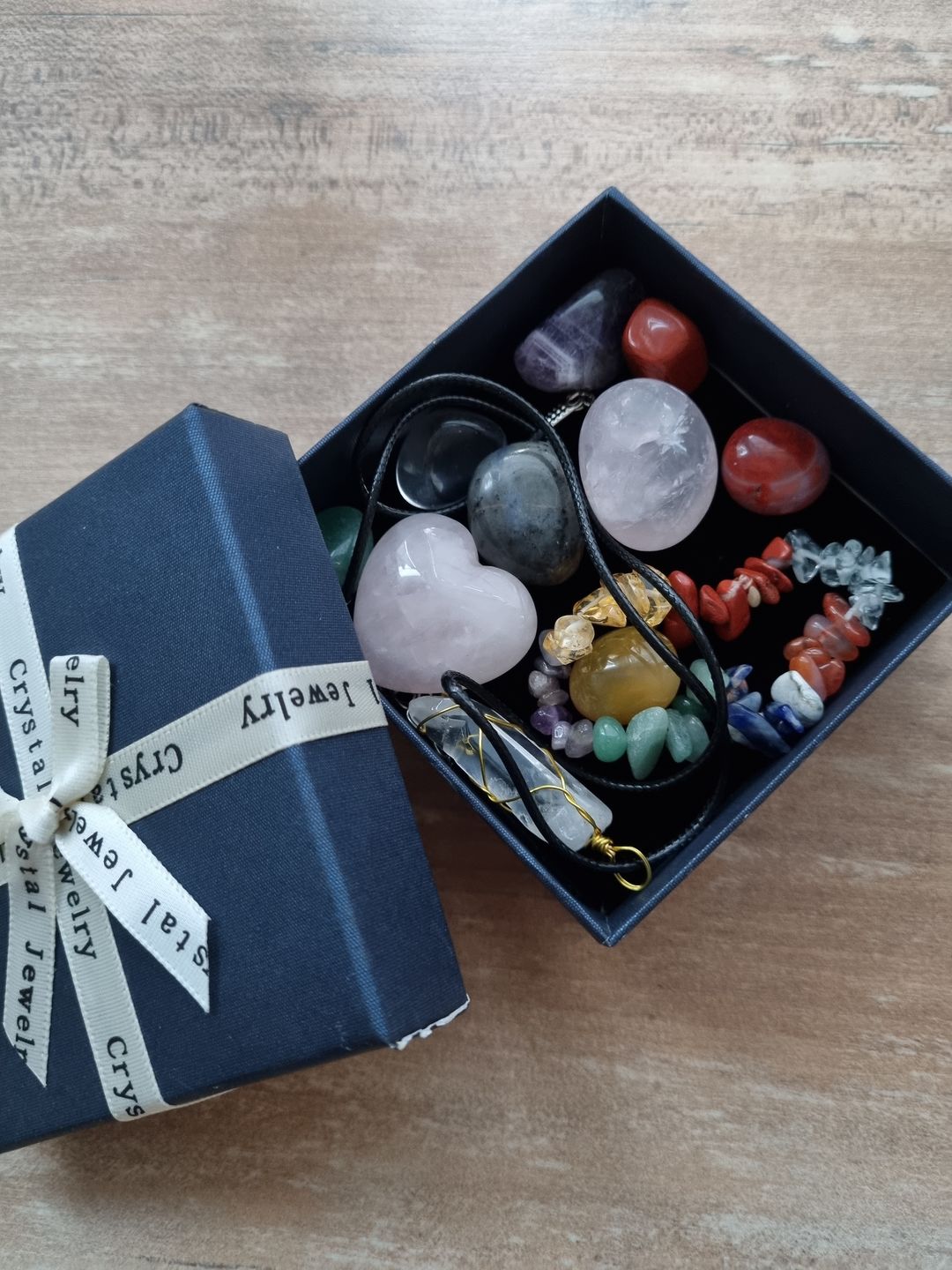 Customer photo review of CHAKRA BOX - Set für Meditation mit Steinen, Armband und Kristall-Anhänger