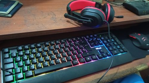 Customer photo review of Kit Teclado y Mouse Trust Ziva Gaming Incluye Audifonos , Mouse Pad Usb Optico Español Rgb Negro 24236