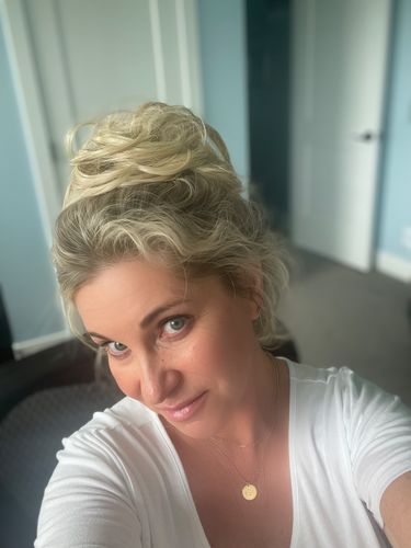 Customer photo review of JuvaBun Messy Bun 2.0