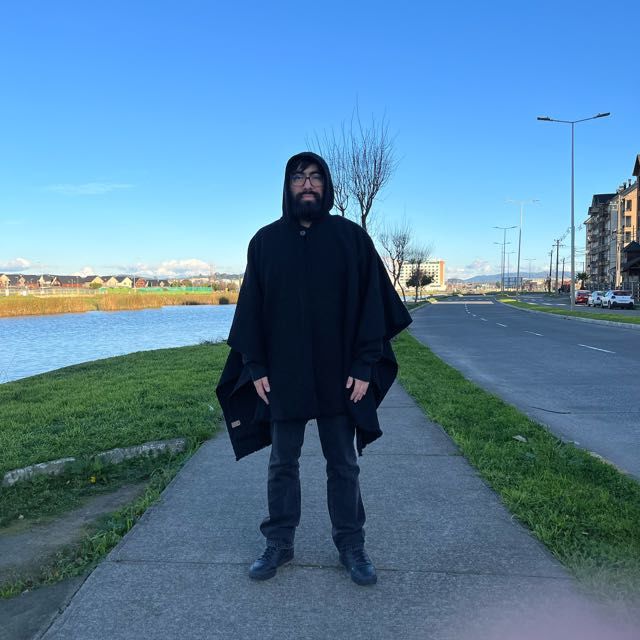 Customer photo review of PONCHO PREMIUM CLÁSICO NEGRO