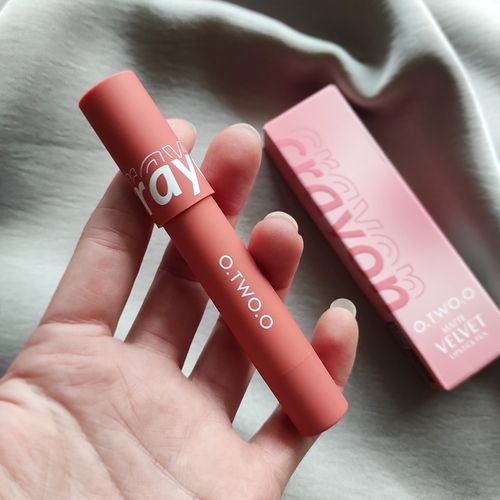 Customer photo review of O.TWO.O VELVET MATTE LIPSTICK PEN (CRAYON)