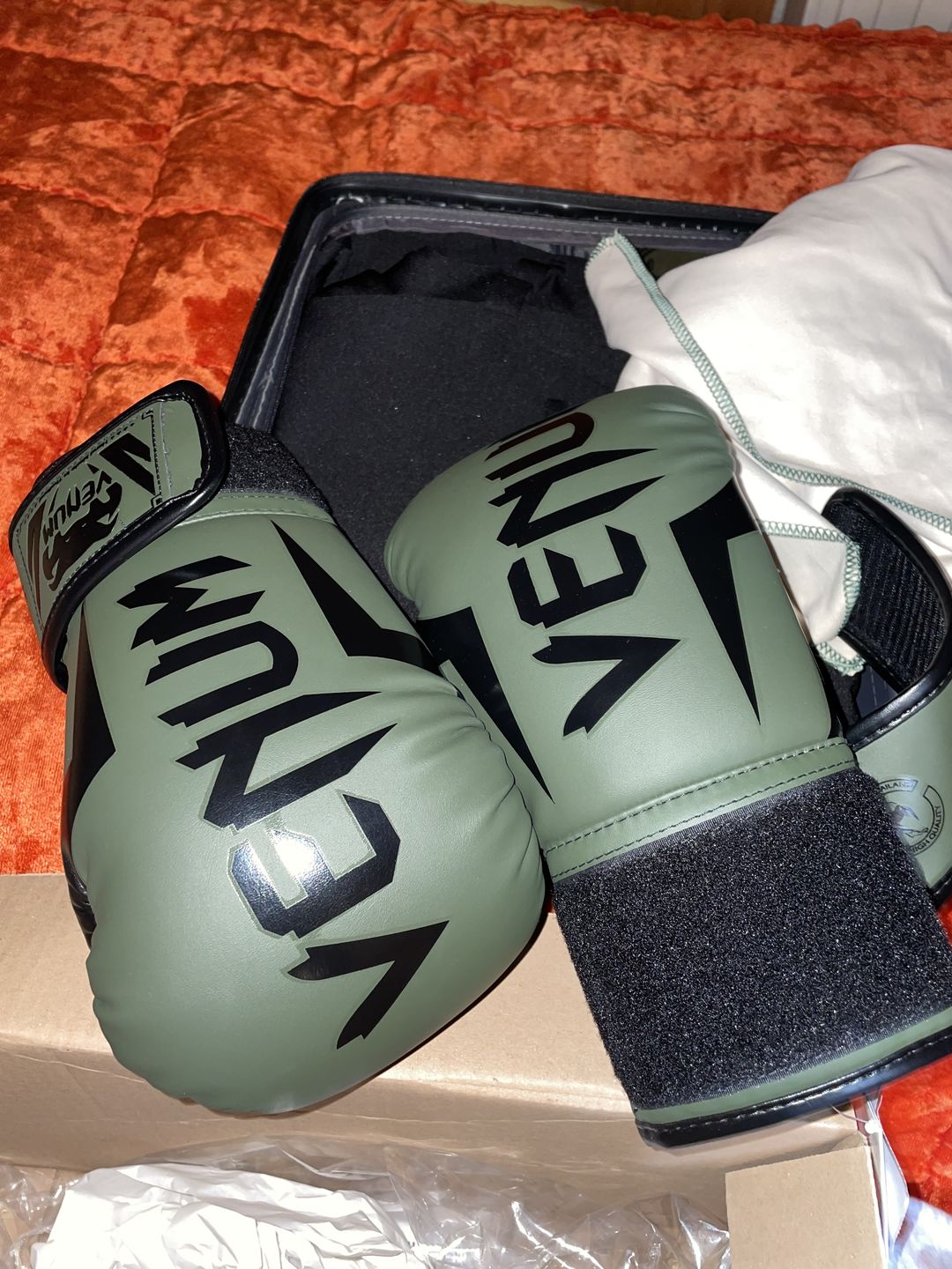 Customer photo review of Venum (Kick)Bokshandschoenen Elite - Groen/Zwart