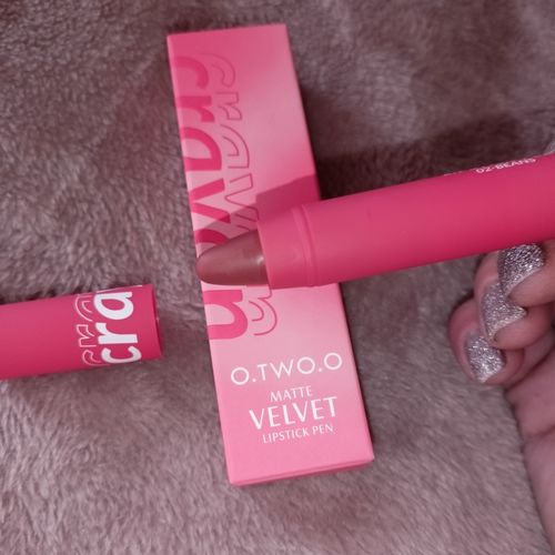 Customer photo review of O.TWO.O VELVET MATTE LIPSTICK PEN (CRAYON)