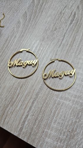 Customer photo review of Boucles d'oreilles créoles personnalisées à prénoms en acier chirurgical