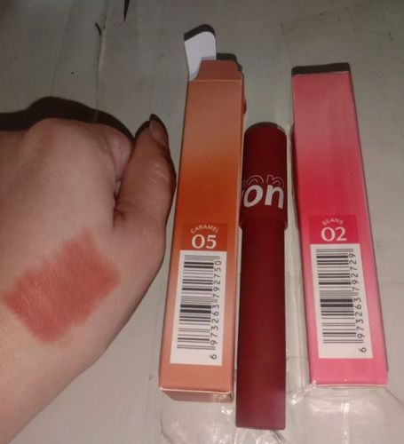 Customer photo review of O.TWO.O VELVET MATTE LIPSTICK PEN (CRAYON)