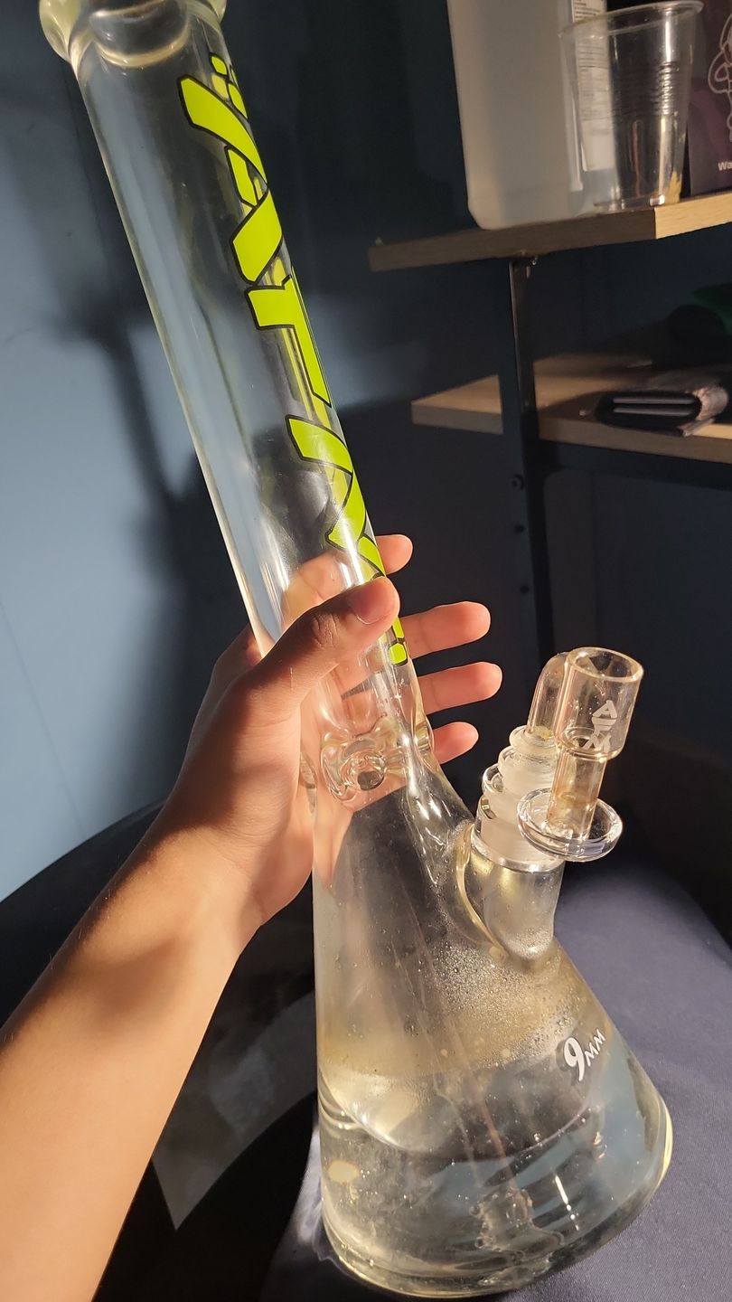 Customer photo review of 18" Heavy Boi Clear Glass 9mm Beaker Bong