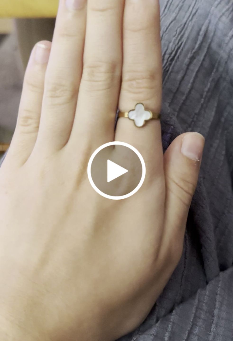 Customer video review of Clover Perlmutt Ring | 18K vergoldet