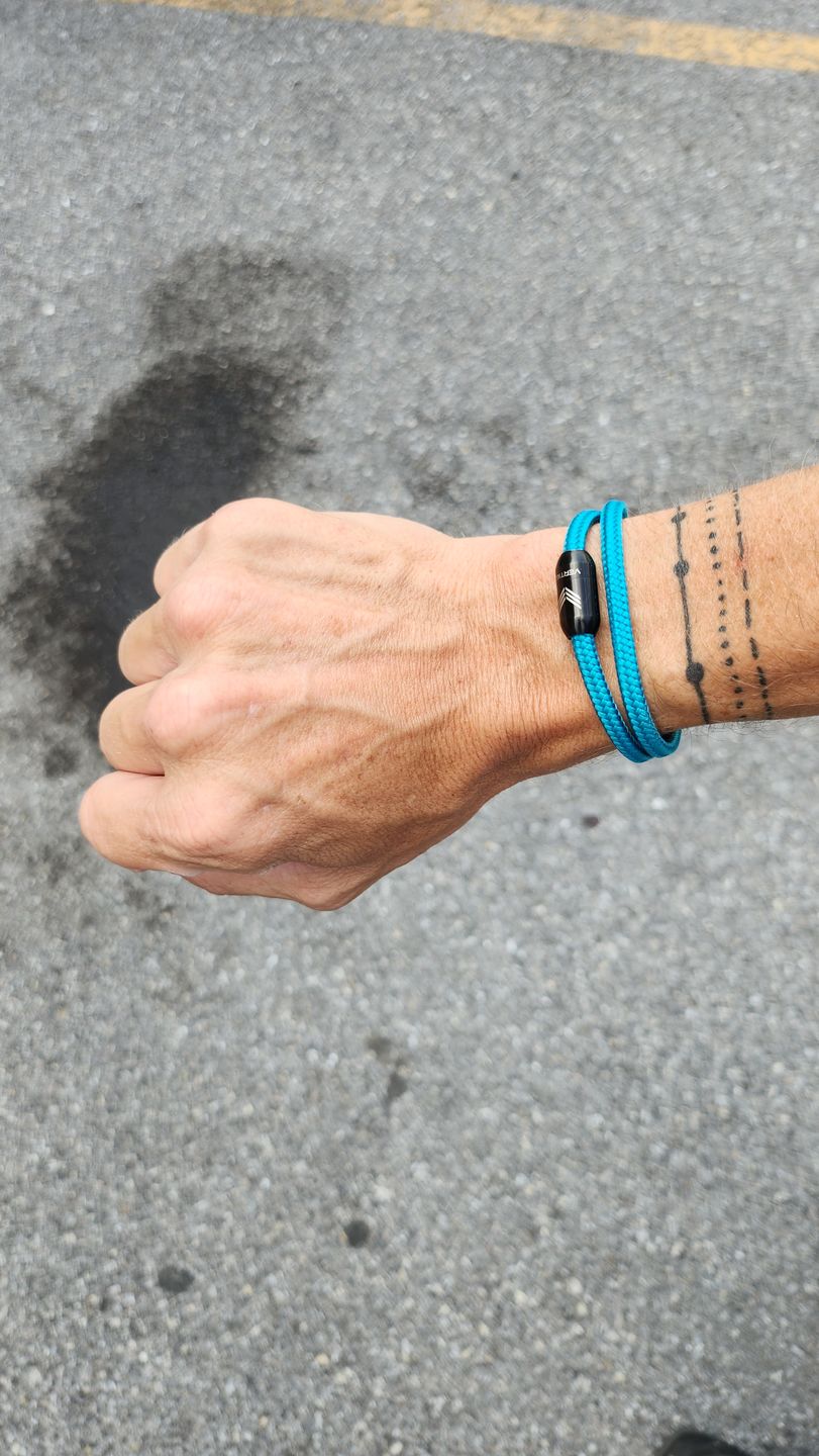 Customer photo review of Vertig Nautical Magnetic Paracord Bracelet Turquaise