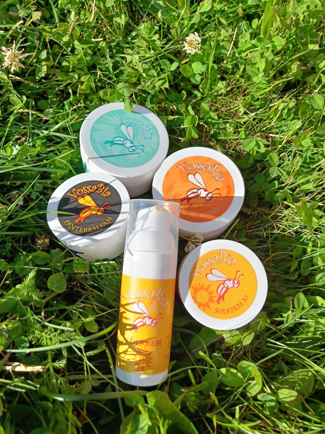Reseña fotográfica de un cliente sobre la oferta del paquete: Los favoritos de Emil: ungüento de caléndula 50 ml, bálsamo Panther 50 ml, bálsamo de manzanilla 50 ml.