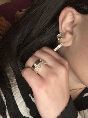 Customer photo review of Baguette Mini Huggie Ohrringe 14K Vergoldet