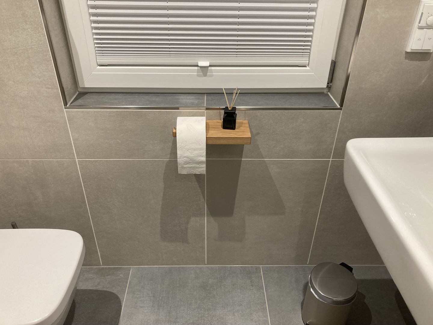 Customer photo review of Toilettenpapierhalter LEO aus Eiche
