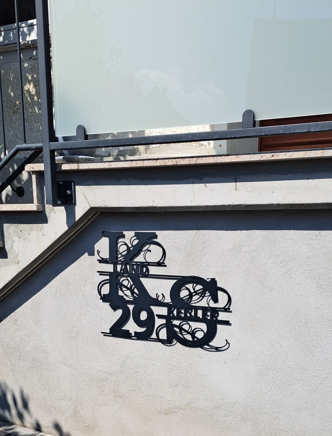 Customer photo review of Hausnummern-Monogramm zweizeilig mit Namensinitialien und kompletten Vor-und Nachnamen (personalisierbar)