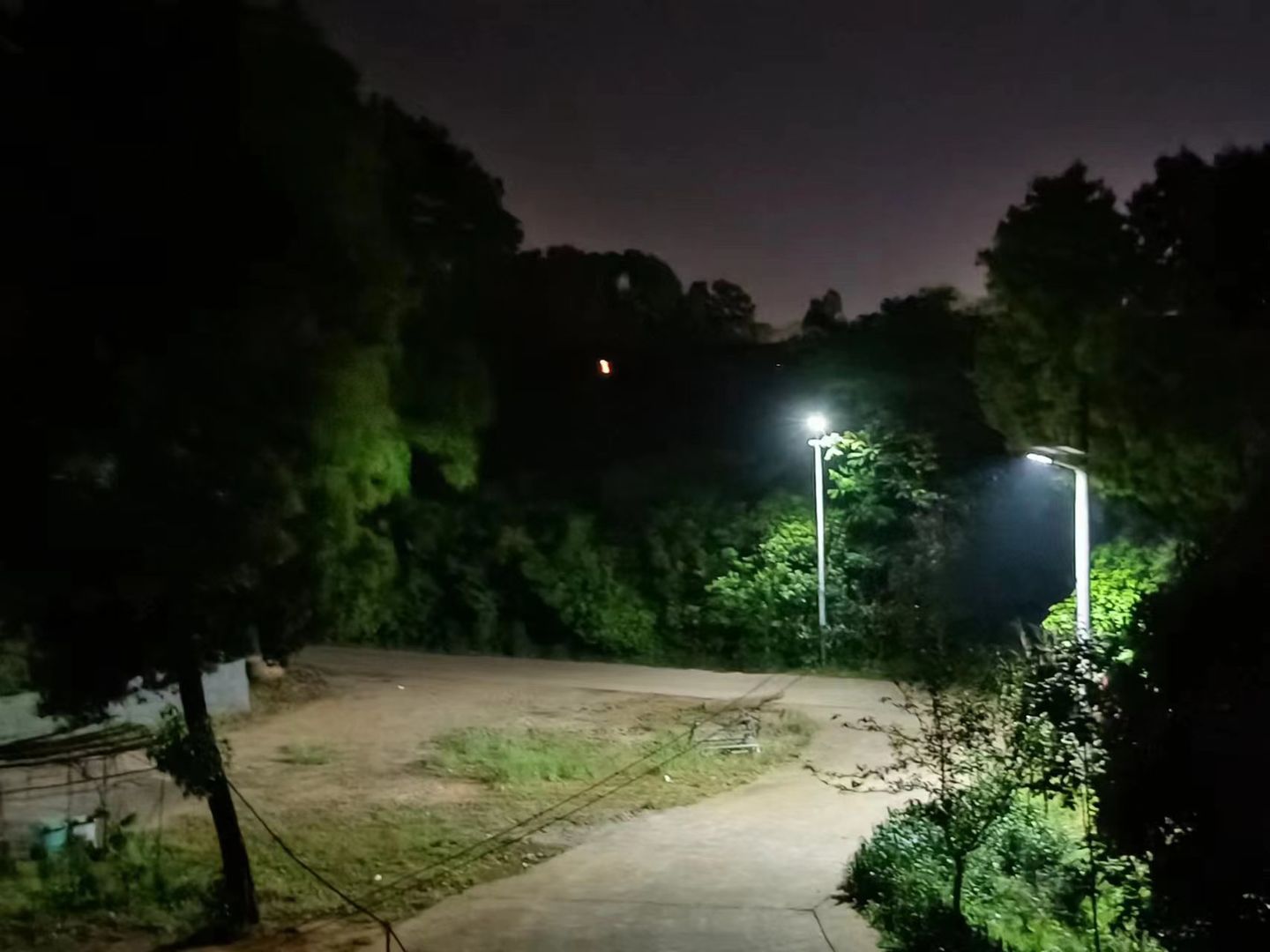 Customer photo review of Bright 400 W solar powered street lights for parking lots