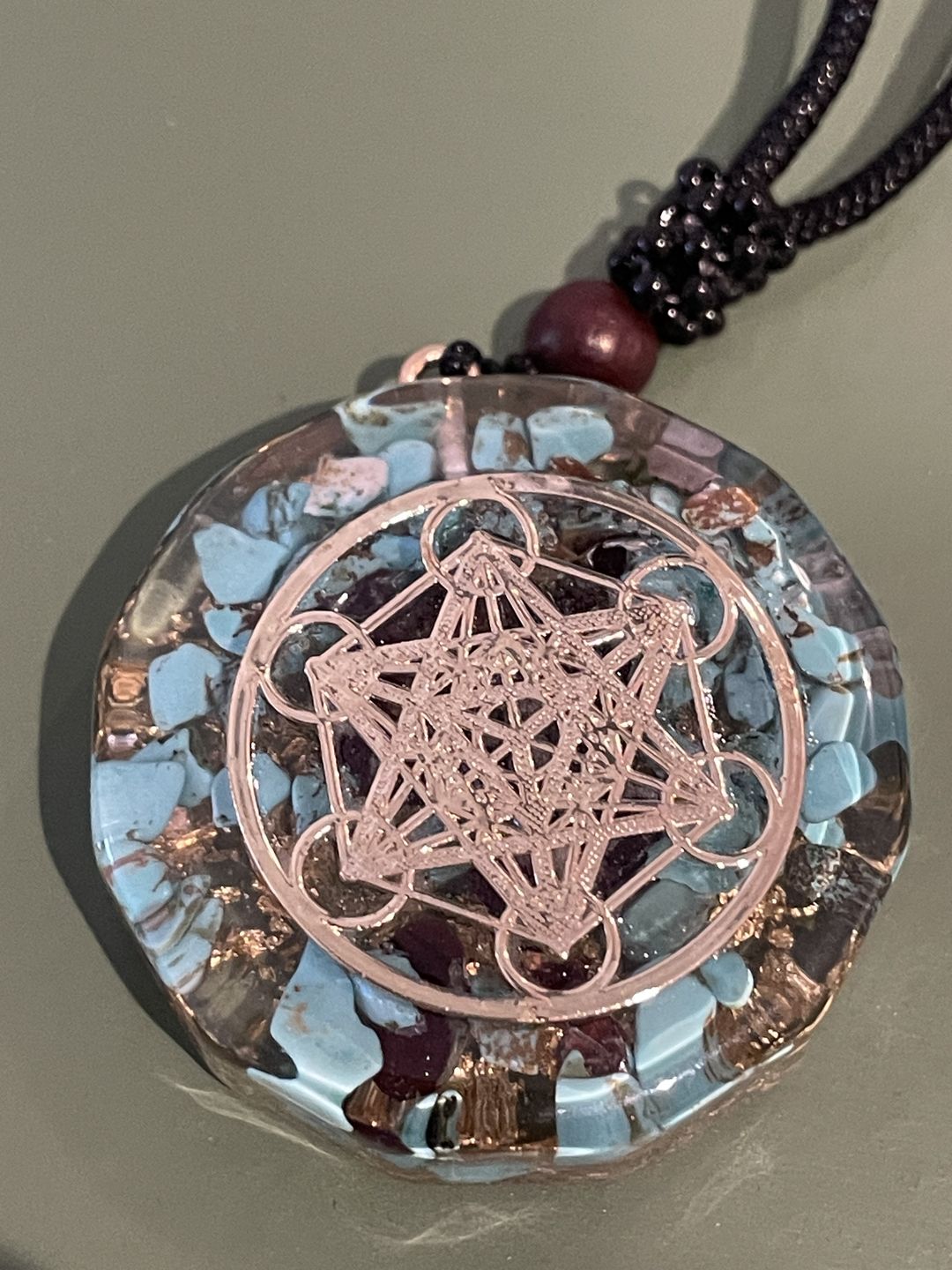 Customer photo review of METATRON WÜRFEL Halskette - Orgonit Anhänger - Heilige Geometrie
