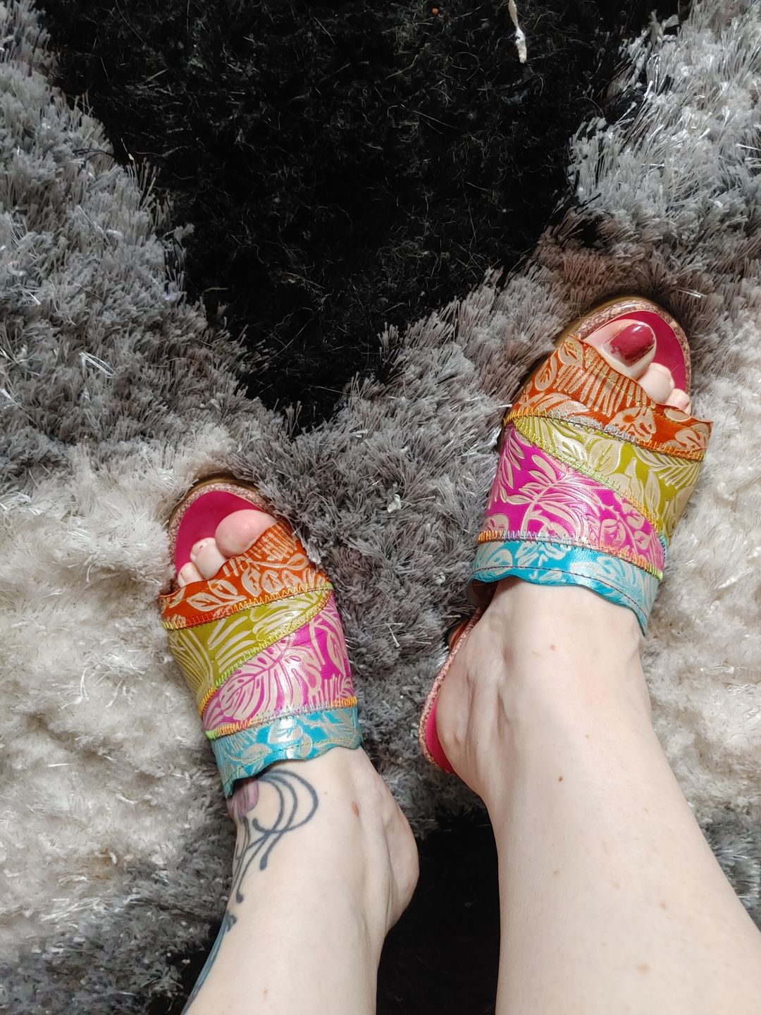 Customer photo review of Vintage Handmade Leather Color-block slippers