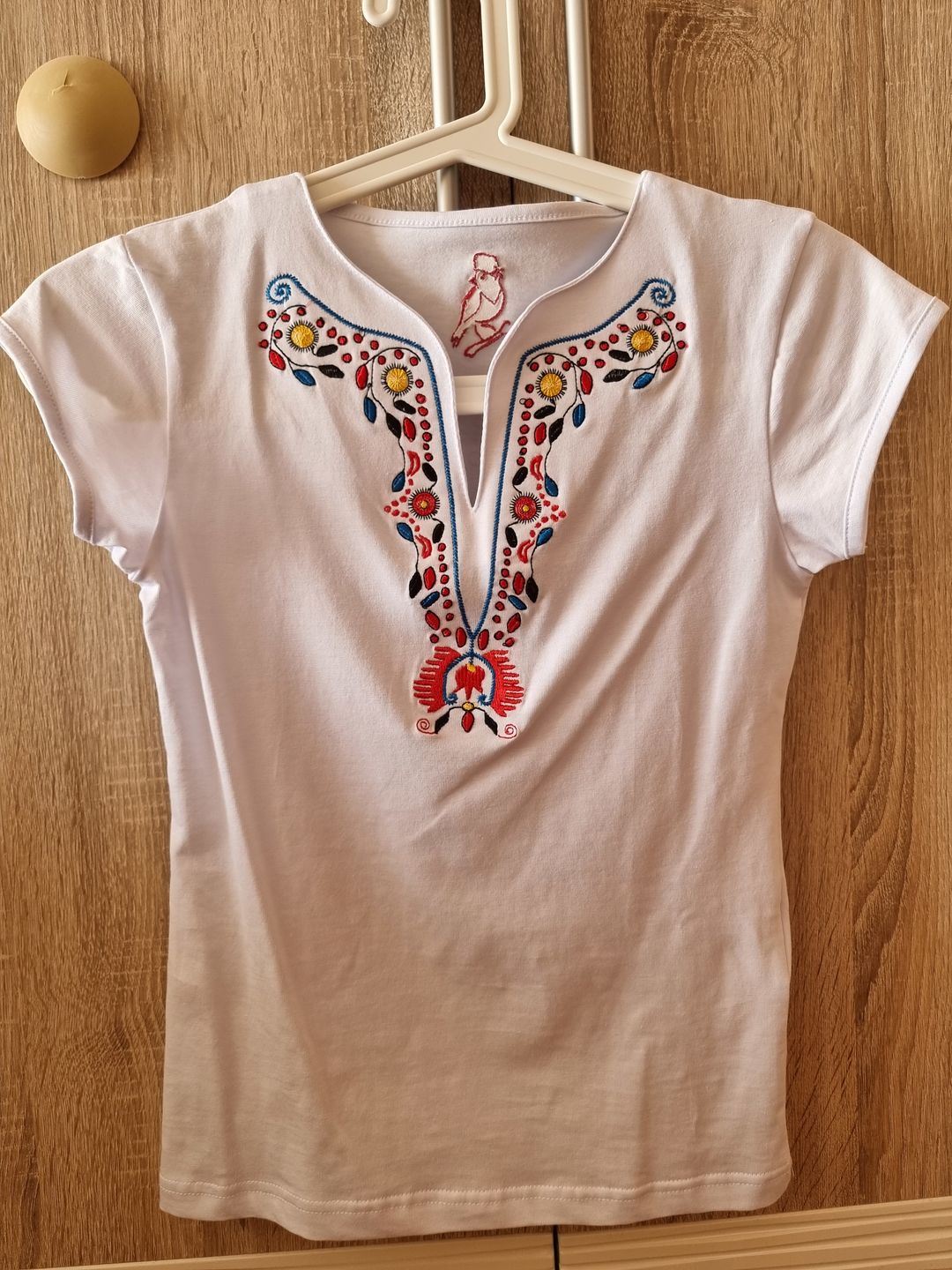 Customer photo review of Дамска тениска с V-деколте бродирана с шевица "Плодородие"