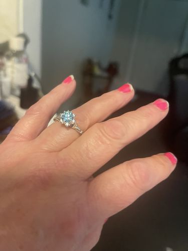 Customer photo review of 【#161】1CT Moissanite Rings 925 Sterling Silver, Buy one, get 1 free stud and 1 free necklace（self select from details page）