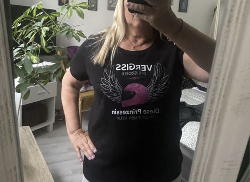 Customer photo review of Diese Prinzessin trägt einen Helm - Damen T-Shirt