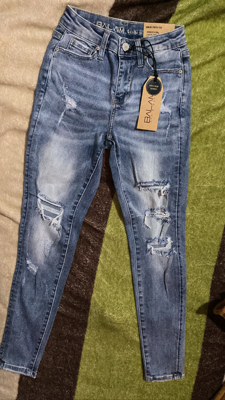 Customer photo review of Pantalón Mezclilla Skinny BALAM, Jeans