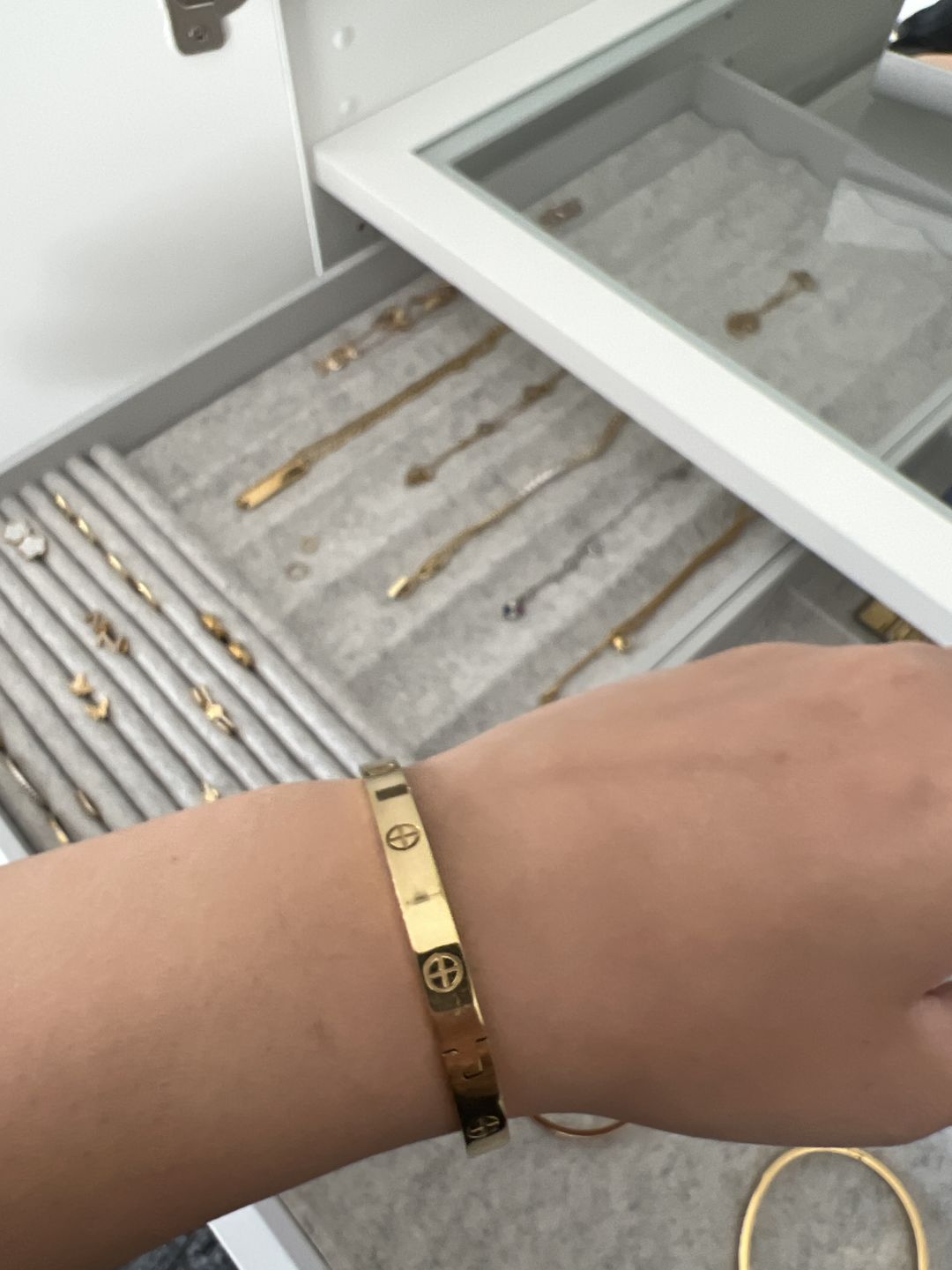 Customer photo review of Crossed Arianna Armreif | 18K vergoldet