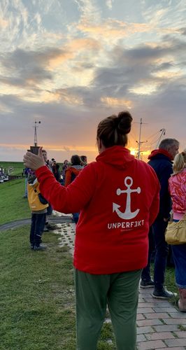 Customer photo review of 100% Organic unisex Hoodie in vielen Farben »Anker mit abgebrochener Schaufel« Vorne bestickt, hinten bedruckt