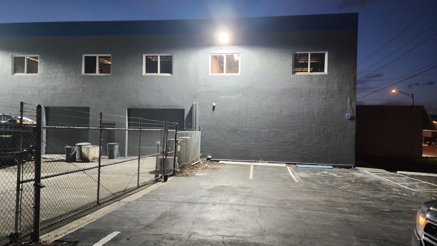 Customer photo review of 450W LED Pole Light with  Dusk to Dawn Photocell, 5700K, AC120-277V, Universal Mount Bronze, With 20KV Surge Protector, IP65 Waterproof, LED Parking Lot Lights - Outdoor Commercial Area Street Lighting