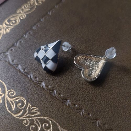 Customer photo review of Heart plaid stud earrings